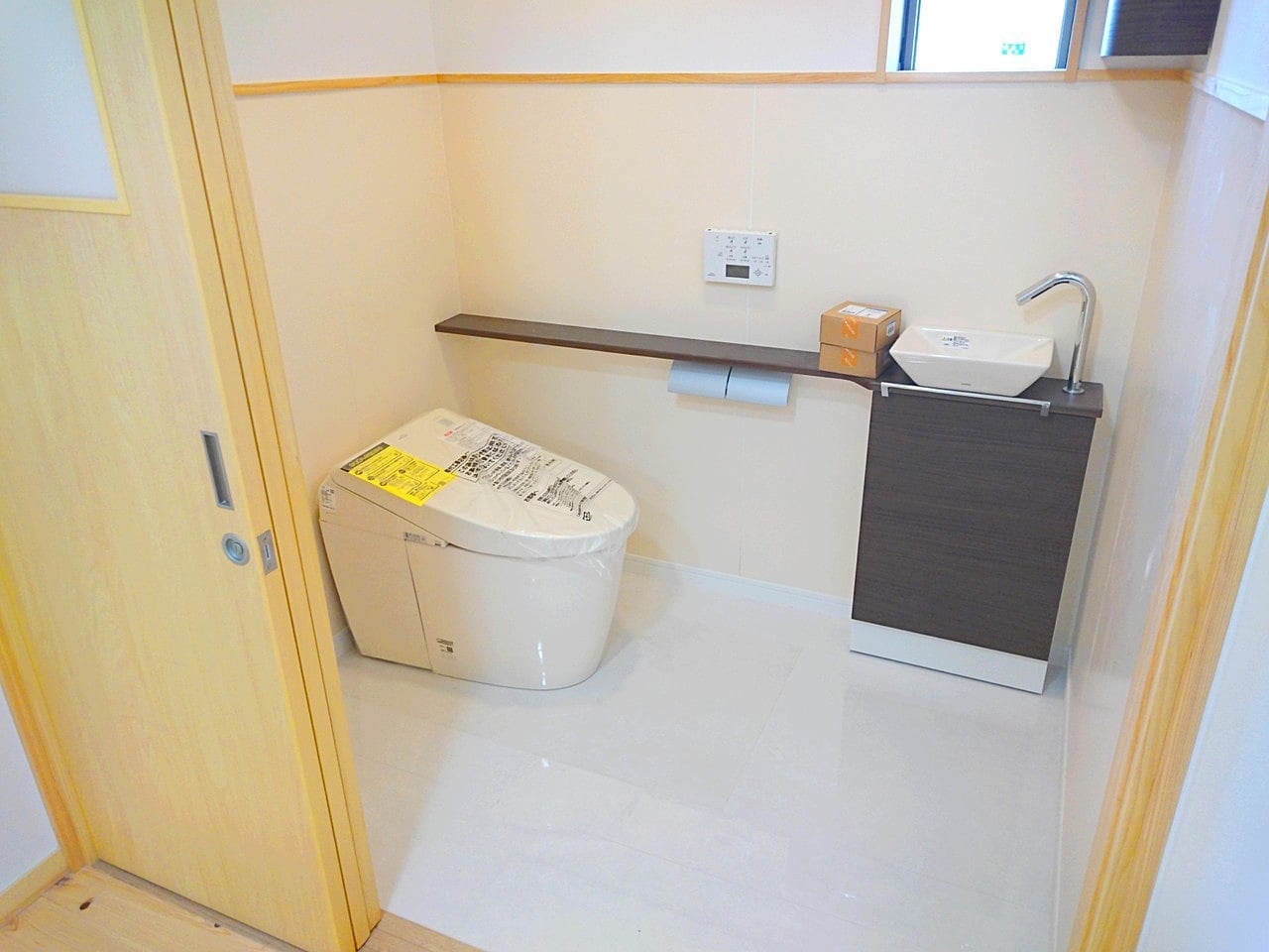 広いトイレの床はＴＯＴＯさんの誇る抗菌床　ミスティキラミック