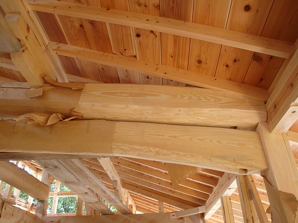力強い丸太梁と太鼓梁です。天井は杉の化粧板です。