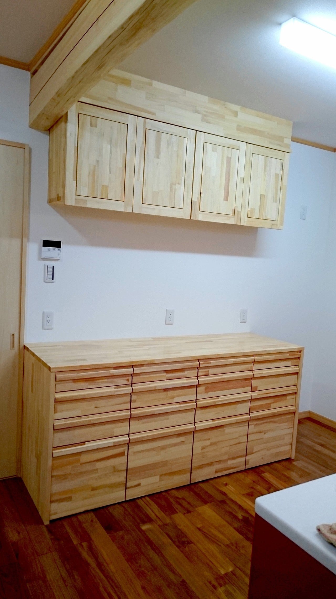 キッチンの収納は自社製作で、奥様のデザインで。